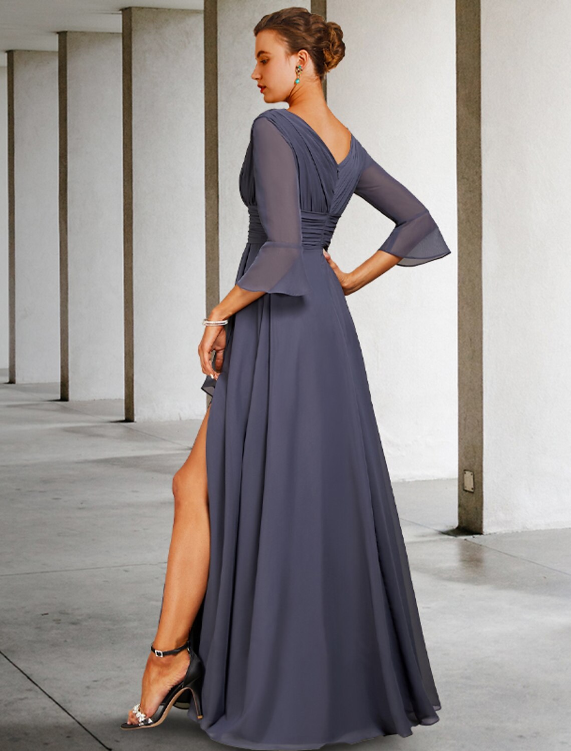 Abito da sposa a trapezio, elegante, con scollo a V asimmetrico, lunghezza al pavimento, in chiffon, maniche a 3/4 con spacco frontale arricciato